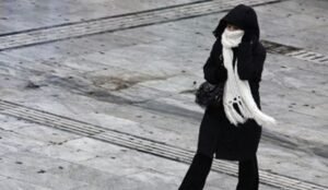 Χειμωνιάτικος καιρός με νεφώσεις, τοπικές βροχές και νέα πτώση της θερμοκρασίας