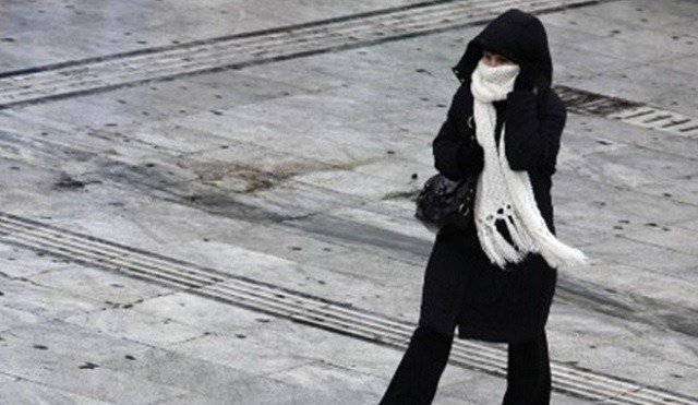 Χειμωνιάτικος καιρός με νεφώσεις, τοπικές βροχές και νέα πτώση της θερμοκρασίας