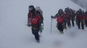 Τραγωδία στα Βαρδούσια: Εντοπίστηκαν νεκροί κάτω από χιονοστιβάδα τέσσερις ορειβάτες