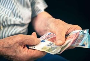 Γιατί οι συντάξεις Δημοσίου είναι διπλάσιες του ιδιωτικού τομέα – Έως και 715 ευρώ η διαφορά στα μέσα ποσά –