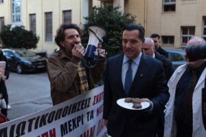 Γεωργιάδης: Τον υποδέχθηκαν με συνθήματα στο «Έλενα Βενιζέλου», τους κέρασε μελομακάρονα – «Το ΕΣΥ προχωράει