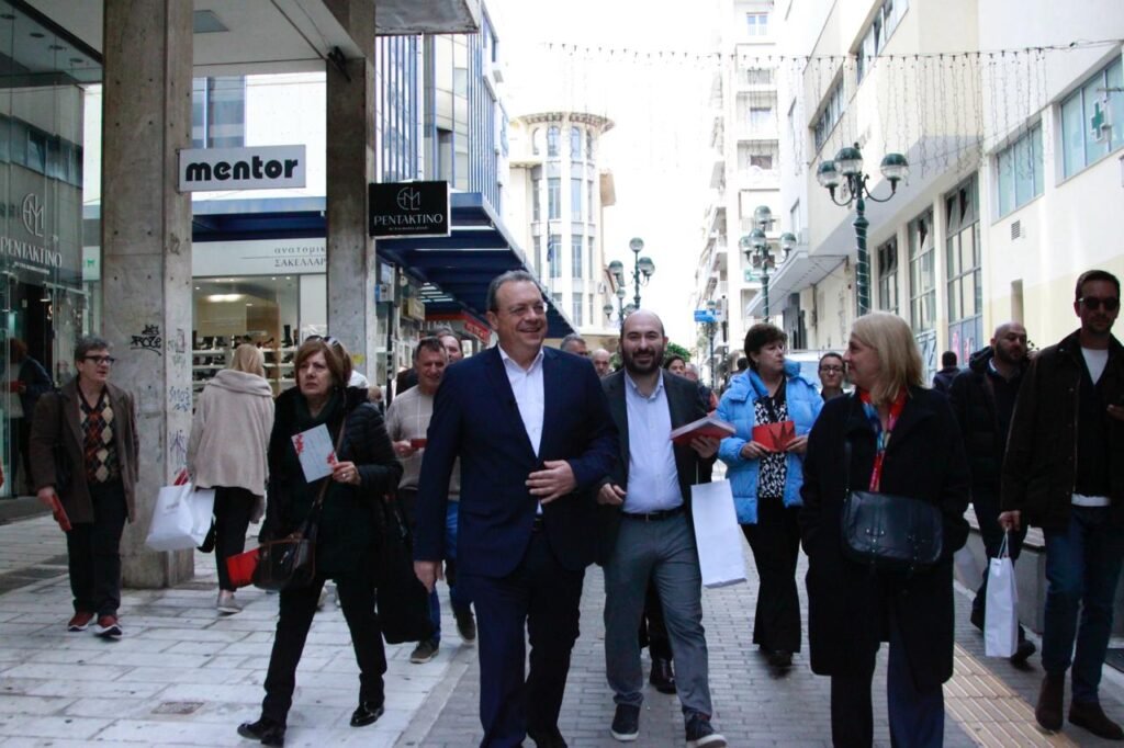 Φάμελλος από τον Πειραιά: Χρειαζόμαστε μια κοινωνία που να ευημερεί – Ο κ. Μητσοτάκης να μην τραμπουκίζει αγρότες και καταναλωτές