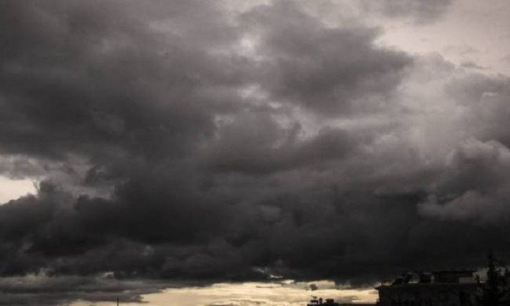 Καιρός: Τοπικές βροχές, χιόνια στα ορεινά και πτώση της θερμοκρασίας