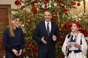 Κυριάκος Μητσοτάκης: Άκουσε τα πρωτοχρονιάτικα κάλαντα από την Ένωση Λιοσιωτών Ιλίου – ΦΩΤΟ και ΒΙΝΤΕΟ