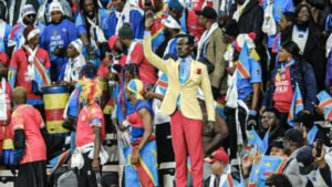 Απίστευτο: Οπαδός… “άγαλμα” του Κονγκό έμεινε ακίνητος για 90 λεπτά – Τι συμβολίζει η πρωτότυπη κίνηση (Βίντεο)