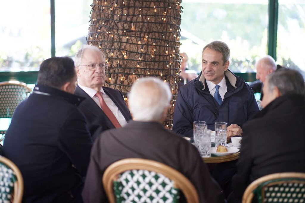 Κυριάκος Μητσοτάκης: Πρωτοχρονιάτικος καφές με Τασούλα, Κακλαμάνη και Γεωργιάδη στην πλατεία Κολωνακίου –