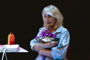 «Η Μονίκ δραπετεύει»: Τελευταίες παραστάσεις για το έργο του Εντουάρ Λουί στο Θέατρο Οδού Κεφαλληνίας