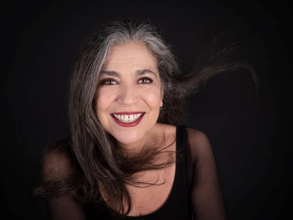 Η Σαβίνα Γιαννάτου συναντά τον πιανίστα Σπύρο Μάνεση στη σκηνή του Τheatre of the NO