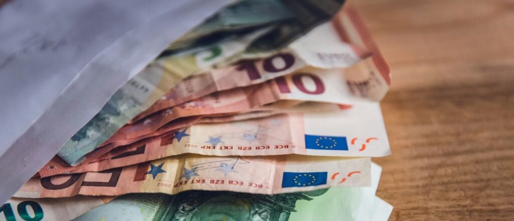 Ελάχιστο τεκμαρτό εισόδημα: Ποιες αλλαγές έρχονται για επιχειρήσεις και ελεύθερους επαγγελματίες –