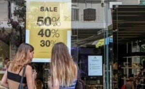 ΕΣΘ: Πότε ξεκινούν οι χειμερινές εκπτώσεις – Ποιες Κυριακές θα ανοίξουν καταστήματα