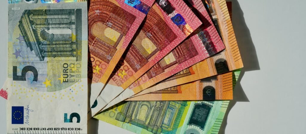 Νέο μηνιαίο κρατικό επίδομα ύψους έως 800 ευρώ: Ποιοι το λάβουν – enikonomia.gr