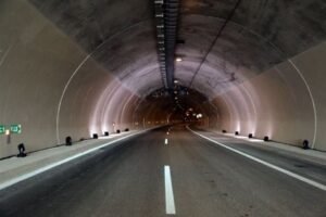 Λάρισα: Αγρότες από τη Νίκαια απέκλεισαν τις σήραγγες στα Τέμπη