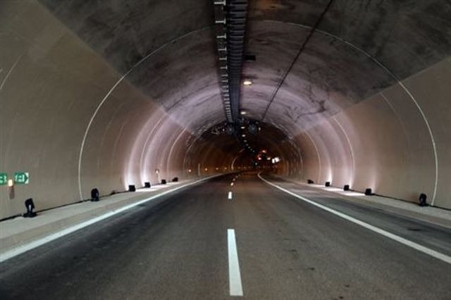 Λάρισα: Αγρότες από τη Νίκαια απέκλεισαν τις σήραγγες στα Τέμπη