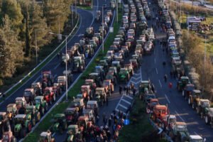 «Φως στο τούνελ» με τα μπλόκα: Το παρασκήνιο της πρόσκλησης στους αγρότες για συνάντηση με Μητσοτάκη – Πώς