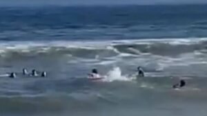 Σώθηκαν από πνιγμό ο Μάρτιν Ντεμικέλις και η οικογένειά του: Δραματική διάσωση από σέρφερ στην Ουρουγουάη (Βίντεο)