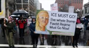 ΗΠΑ: Δεκάδες χιλιάδες στους δρόμους της Μινεάπολης για τον θάνατο γυναίκας από πυρά της ICE