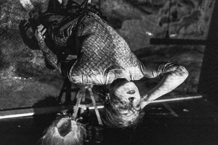 Η πιο ανατρεπτική «Αλίκη στη χώρα των θαυμάτων» επιστρέφει στο Θέατρο Ροές