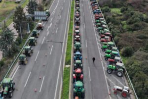 Αγρότες: Σκληραίνει τη στάση της η κυβέρνηση – Έτοιμη να εφαρμόσει το plan b μετά το «όχι» των μπλόκων της