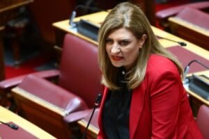 ΠΑΣΟΚ: Η Λιακούλη καταγγέλλει ότι η κυβέρνηση απέκρυψε επιστολή της ΕΕ για την ευλογιά – Τι απαντά το ΥΠΑΑΤ