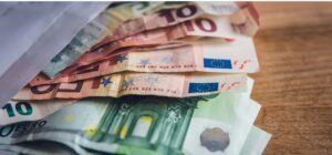 Κεραμέως για κατώτατο μισθό: Στόχος τα 950 ευρώ για το 2027 – Τι είπε για το νέο πρόγραμμα επιδότησης για