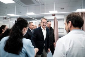 Επίσκεψη Μητσοτάκη στο ανακαινισμένο ΤΕΠ του νοσοκομείου «Κοργιαλένειο – Μπενάκειο» – ΦΩΤΟ
