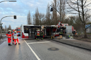 Ένας νεκρός από σύγκρουση τρένου με λεωφορείο στο λιμάνι του Αμβούργου