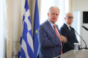 Τι επιδιώκει ο Τασούλας με την πρόσκληση στους πρώην πρωθυπουργούς