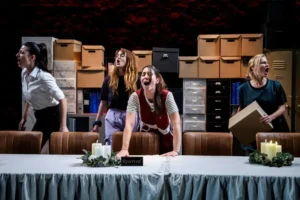 «Αρμπάιτ»: Η παράσταση των Παλούμπη και Τσιοτσιόπουλου επιστρέφει στο Θέατρο Σταθμός