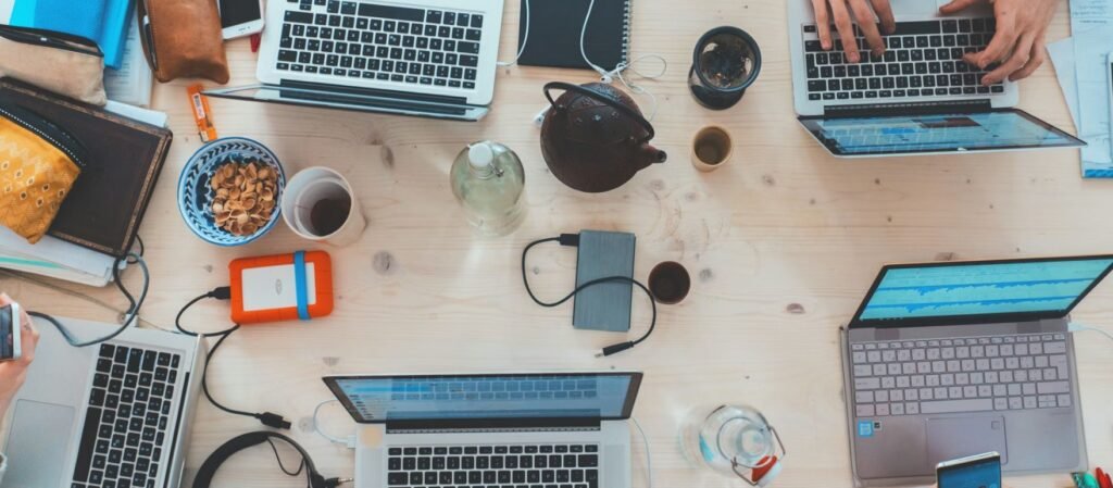 ΓΣΕΕ για ακραία καιρικά φαινόμενα: Όλα όσα πρέπει να γνωρίζουν οι εργαζόμενοι για τα ωράρια, την τηλεργασία