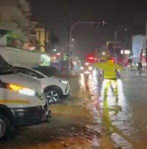 Τραγωδία στη Γλυφάδα: Γυναίκα παρασύρθηκε από τα νερά και βρέθηκε νεκρή κάτω από όχημα