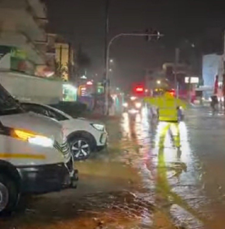 Τραγωδία στη Γλυφάδα: Γυναίκα παρασύρθηκε από τα νερά και βρέθηκε νεκρή κάτω από όχημα