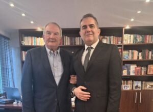 Είπε το «ναι» ο Καραμανλής: Επίτιμος δημότης Καλαμάτας παρουσία Σαμαρά – Ποιος θα εκπροσωπήσει την κυβέρνηση