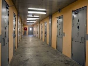 Έρευνα στις φυλακές Μαλανδρίνου – Συλλήψεις και κατασχέσεις ναρκωτικών και όπλων