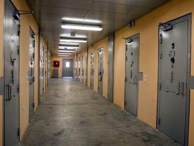 Έρευνα στις φυλακές Μαλανδρίνου – Συλλήψεις και κατασχέσεις ναρκωτικών και όπλων