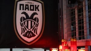 ΠΑΟΚ, πολύνεκρο δυστύχημα στη Ρουμανία: Κεράκια και κασκόλ έξω από την Τούμπα (Εικόνες)