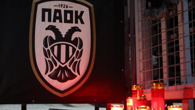 ΠΑΟΚ, πολύνεκρο δυστύχημα στη Ρουμανία: Κεράκια και κασκόλ έξω από την Τούμπα (Εικόνες)