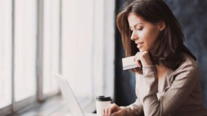 Skroutz: Αυξημένες οι ηλεκτρονικές αγορές των Ελλήνων καταναλωτών το 2025 – enikonomia.gr