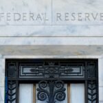 Η Ομοσπονδιακή Τράπεζα των ΗΠΑ (Fed) Διατηρεί Αμετάβλητα τα Επιτόκια – Αλλαγές στην Ηγεσία