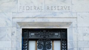 FED: Διατήρησε αμετάβλητα τα επιτόκια στο 3,5% – 3,75% ύστερα από τρεις διαδοχικές μειώσεις – enikonomia.gr