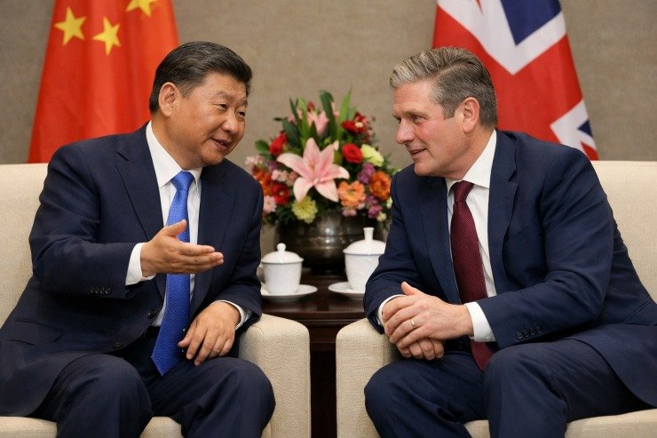Ο πρόεδρος της Κίνας Σι υποδέχεται τον πρωθυπουργό της Βρετανίας Στάρμερ