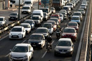 Κλειστή σύσκεψη για το κυκλοφοριακό στην Αττική στο Μέγαρο Μαξίμου: Έξυπνα φανάρια και μείωση κυκλοφορίας