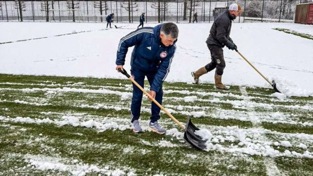 Ολυμπιακός: Ο Μεντιλίμπαρ φτυάρισε για να γίνει η προπόνηση στα χιόνια του Άμστερνταμ ενόψει ΑΕΚ (Eικόνες & Βίντεο)