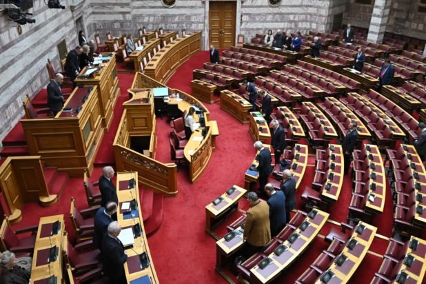 Βουλή: Ενός λεπτού σιγή στη μνήμη των πεσόντων στα Ίμια – Δαβάκης: «Στο Αιγαίο δεν υπάρχουν γκρίζες ζώνες, παρά μόνο τα γαλανά νερά της πατρίδας»