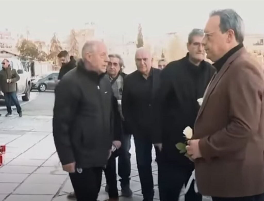 Φάμελλος: Άφησε ένα λευκό τριαντάφυλλο έξω από το γήπεδο της Τούμπας – «Όλη η Ελλάδα πενθεί μαζί με τον ΠΑΟΚ»