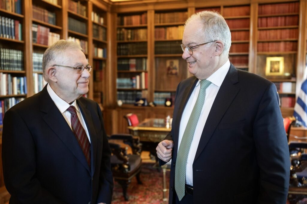 Κωνσταντίνος Τασούλας: Συνάντηση με τον πρώην πρωθυπουργό Λουκά Παπαδήμο στο Προεδρικό Μέγαρο