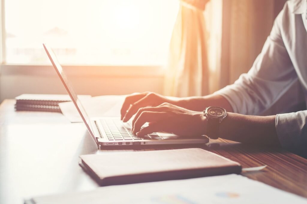 «ΕΡΓΑΝΗ»: Τι δείχνουν τα νέα στοιχεία για την απασχόληση και τους μισθούς – enikonomia.gr