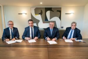 Alpha Bank: 1.600€ κατώτατος μισθός και παιδική αποταμίευση για πρώτη φορά σε σύμβαση