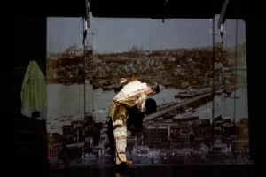 «Ψυχάρης: Το Ταξίδι μου»: Ένα ζωντανό οδοιπορικό για τη γλώσσα, την πατρίδα και τον έρωτα σε σκηνοθεσία Γιώργου Πετρούνια