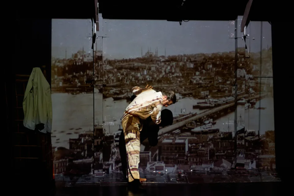 «Ψυχάρης: Το Ταξίδι μου»: Ένα ζωντανό οδοιπορικό για τη γλώσσα, την πατρίδα και τον έρωτα σε σκηνοθεσία Γιώργου Πετρούνια