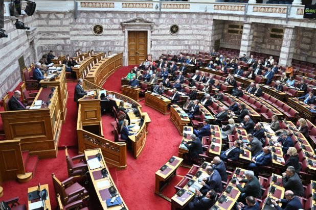 Βουλή: «Όχι» στην άρση ασυλίας του Κουτσούμπα, «Ναι» για Μάντζο – Έντονη αντιπαράθεση Καιρίδη με τον ΓΓ του ΚΚΕ